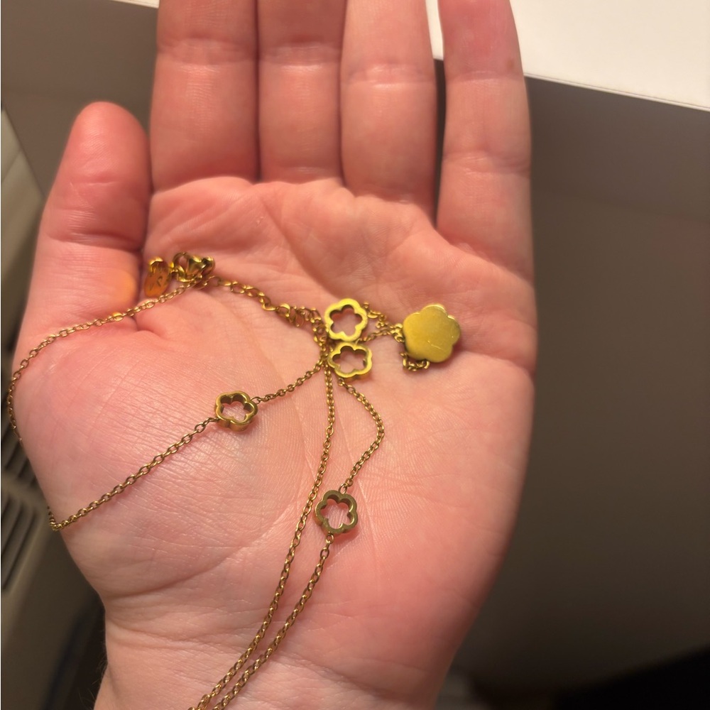 Faux Van Cleef Elegant Gold and White Flower Pendant Necklace - Picture 3 of 5